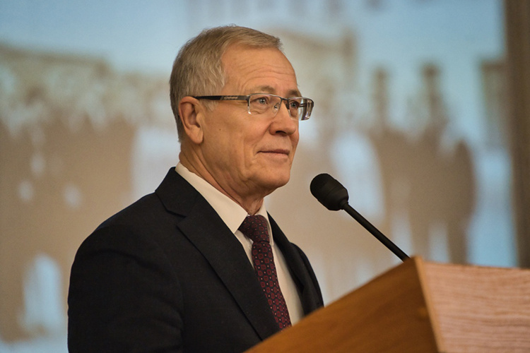    Директор КГМА, главный внештатный онколог ПФО Рустем Хасанов обратил внимание на «беспрецедентную помощь правительства» в борьбе с раком.   
Фото: «БИЗНЕС Online»