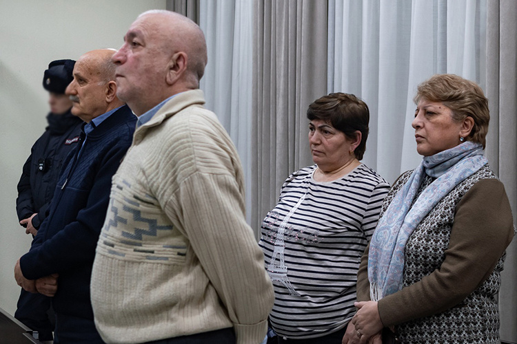    Поддержать Мустафаева на процессе пришли родители — их опечаленные взгляды бегали по залу суда, наполняясь неописуемой скорбью при встрече с запертым в «клетке» сыном