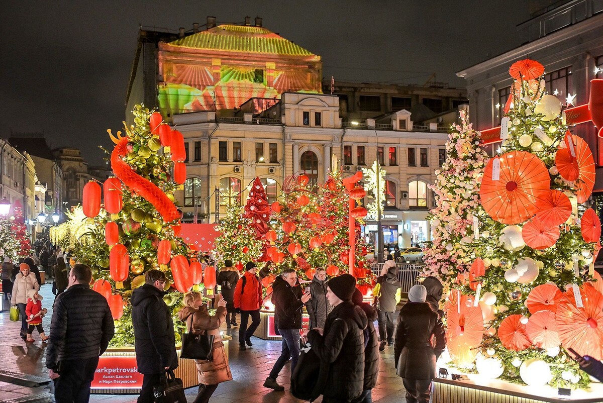    Выставка дизайнерских елей в китайском стиле открылась в Москве
