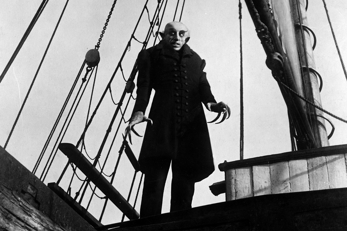 Некоторые сцены из фильма «Носферату: Симфония ужаса» до сих пор заставляют верить, что запечатлённый на плёнку вампир не просто актёр в гриме 