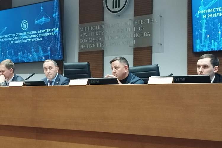    «В первую очередь мы должны создать свою структуру, определить категории пострадавших. Наверное, должен быть единый центр по работе с гражданами», — рассуждал депутат Госдумы РФ Илья Вольфсон на очередном собрании обманутых ижээсников в минстрое Татарстана.   
Фото предоставлено Юлией Галиуллиной