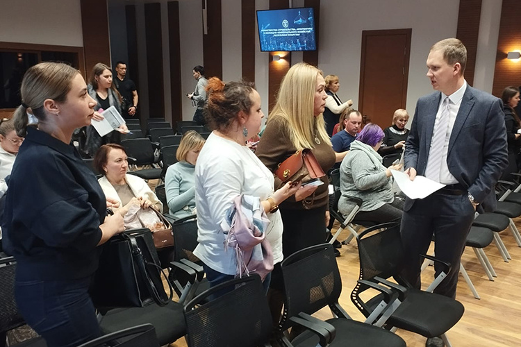    Ситуация у всех однотипная, деньги ушли непонятно куда, растворились. Дома при этом находятся на стадии строительства или отсутствуют полностью.   
Фото предоставлено Юлией Галиуллиной