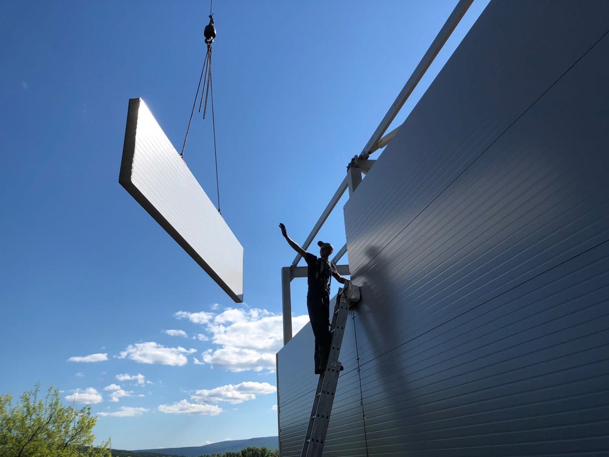 Процесс монтажа стеновых сэндвич-панелей на Алтае