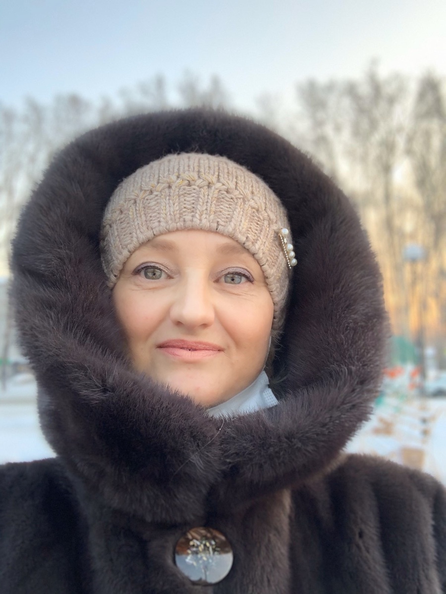 Фотке пару лет. Видно медицинскую маску. Выгляжу оптимистично.