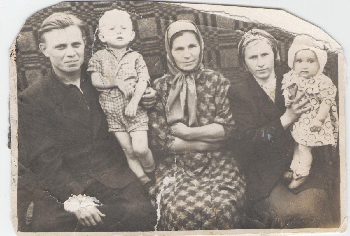 Василий с Катериной с детьми Владимиром и Надежной. в центре мать Катерины - Бызина Мария