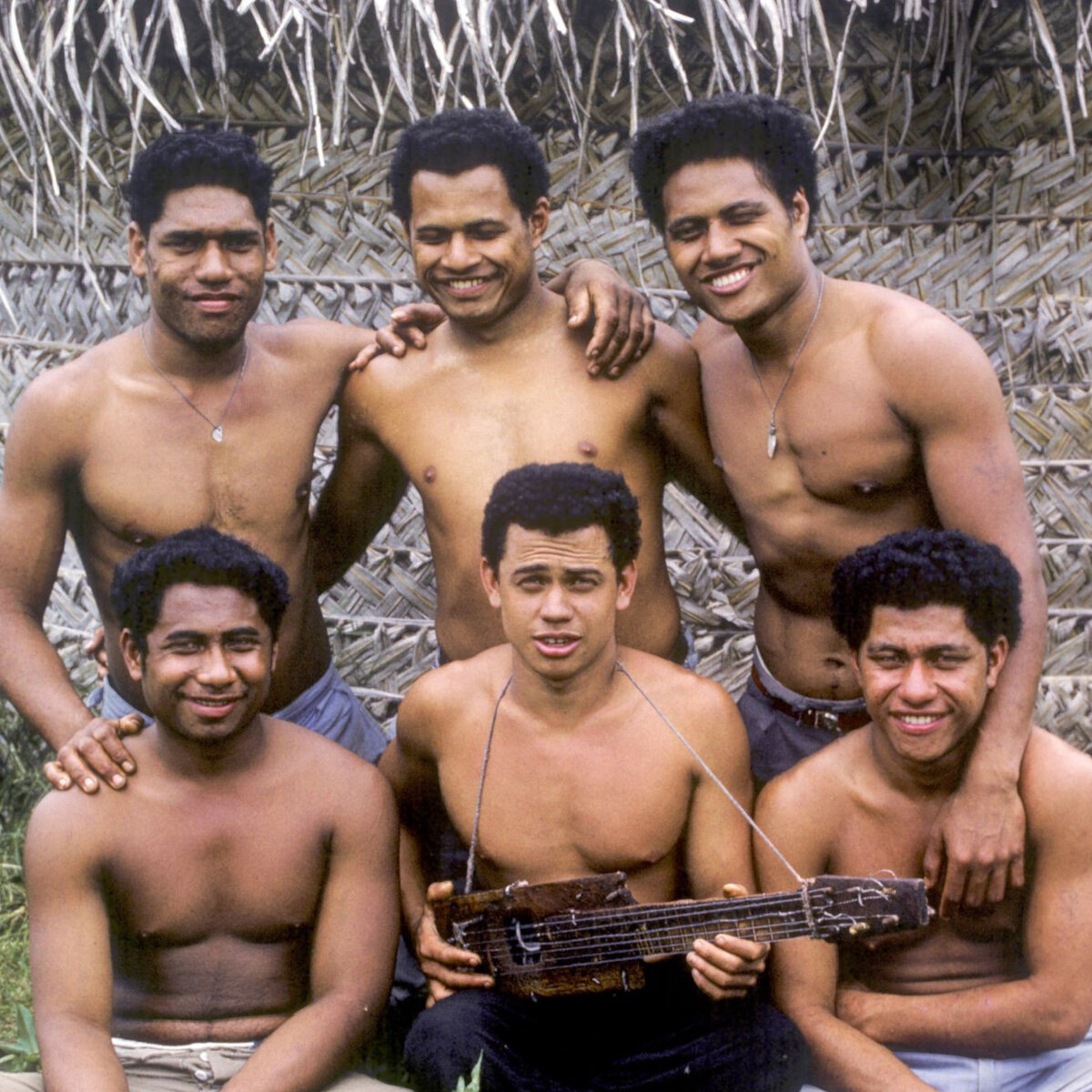 Ребята и самодельная гитара