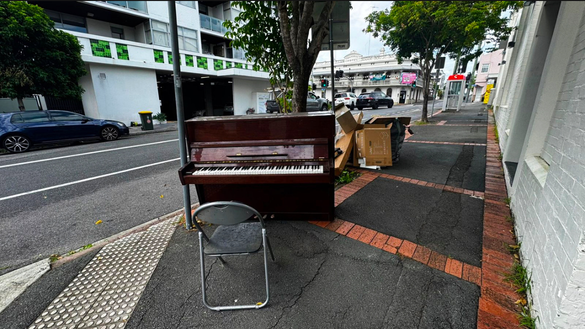 Просто ненужное пианино на улице