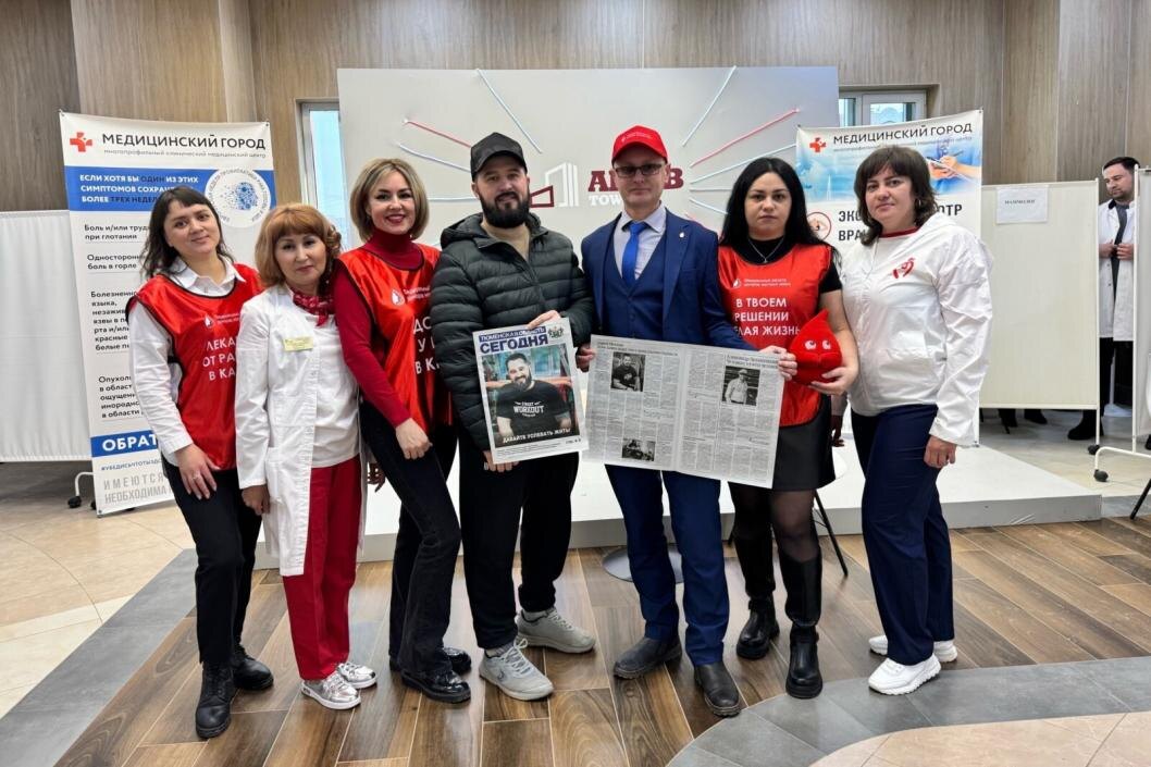  Сергей Мехнин и Александр Потапушкин с газетой «Тюменская область сегодня» | Фото предоставлено Сергеем Мехниным