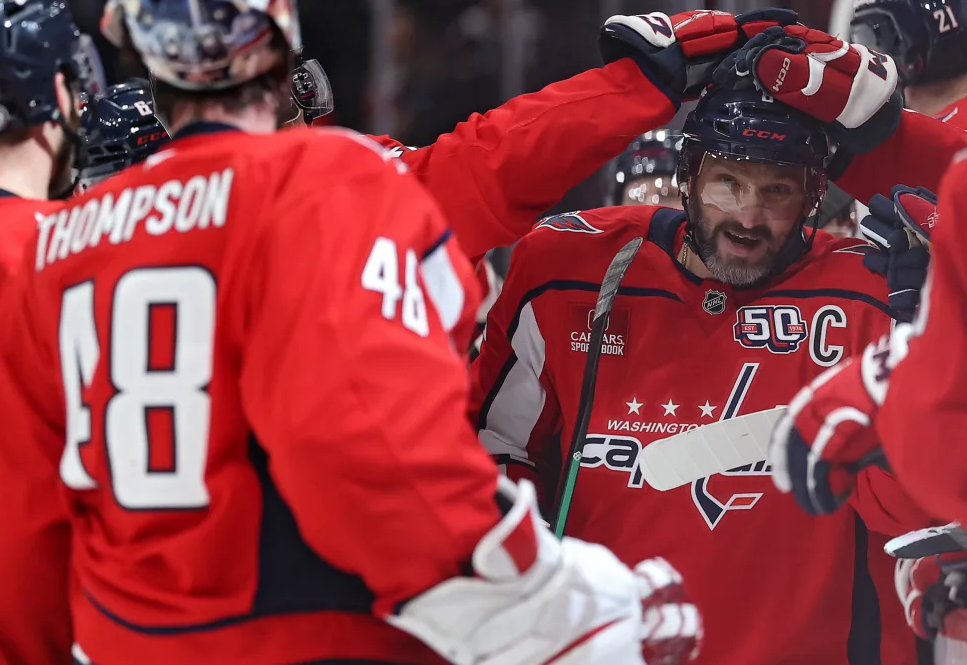 Александр Овечкин принимает поздравления с очередным голом. Фото: НХЛ