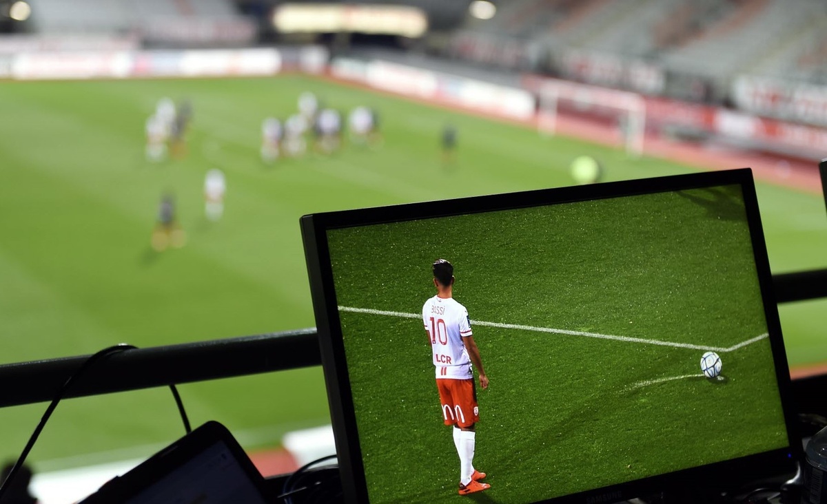 Прямой эфир футбольного матча в Европе