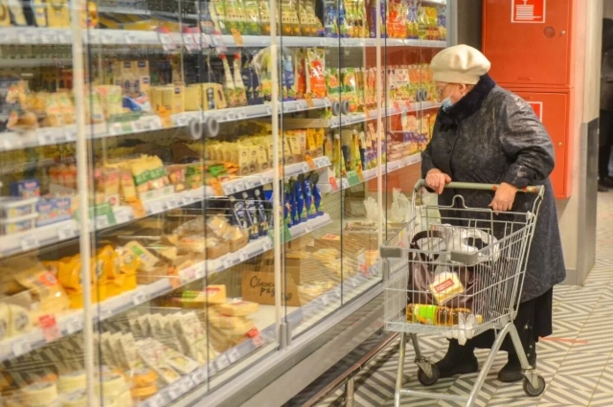    Пенсионеры стараются покупать продукты со скидкой по акциям.