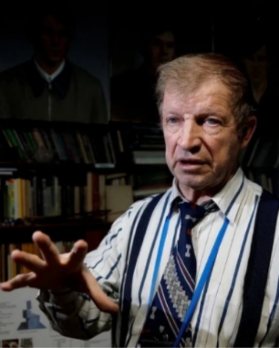 Похоже, что Юрий Кунцевич держит в руке главное доказательство. Из открытого доступа.