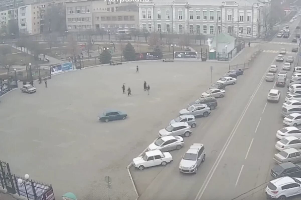    Дрифт по-астрахански: лихачи устроили шоу на тротуаре у парка