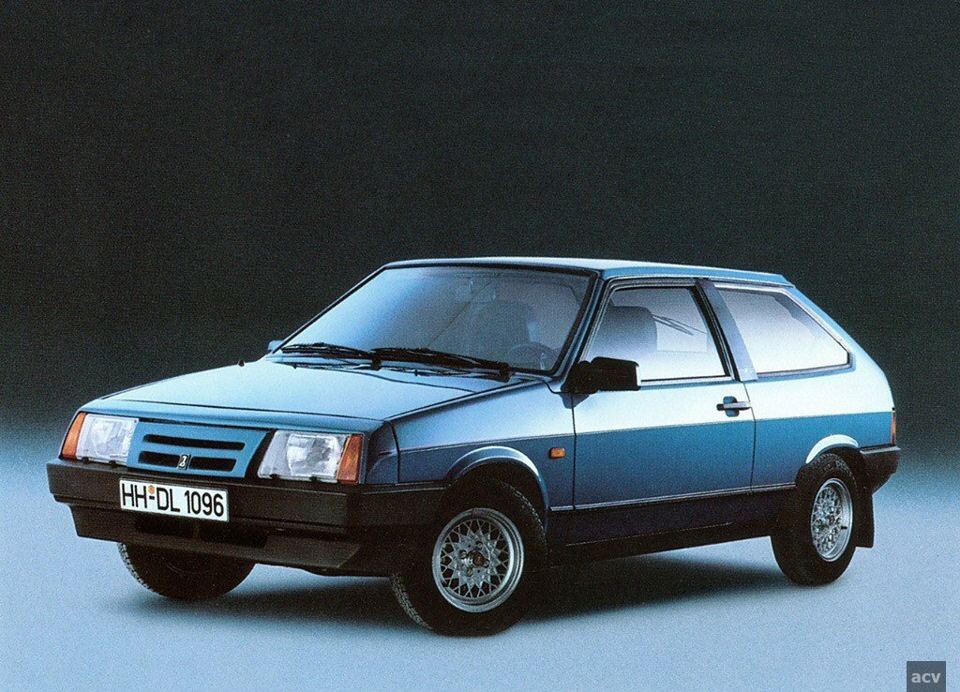 ВАЗ-2108, также известный как "восьмерка", — это компактный хэтчбек, который был разработан и выпущен Волжским автозаводом с 1984 по 1998 год. Эта модель стала первой в новом поколении автомобилей, основанном на платформе "Европа", который был рассчитан на более современные требования к дизайну и функциональности.История ВАЗ-2108 начинается с конца 1970-х и начала 1980-х годов, когда стало очевидно, что советскому автопрому необходимо обновление. ВАЗ-2108 был представлен в 1984 году и сразу же привлек внимание благодаря своему современному дизайну, который значительно отличался от других моделей того времени. Хэтчбек имел спортивный облик, обтекаемые формы и передний привод, что делало его более маневренным и удобным в управлении.Автомобиль был оснащен современными для своего времени двигателями, что обеспечивало хорошую динамику и экономичность. ВАЗ-2108 стал популярным как среди молодежи, так и среди семейных водителей благодаря своей универсальности и вместительности.С началом 1990-х годов, когда страна переживала экономические изменения, ВАЗ-2108 продолжал оставаться востребованным. Однако с увеличением конкуренции со стороны иномарок, спрос на модель стал постепенно снижаться. В ответ на это, завод начал выпускать различные модификации, включая ВАЗ-2109 и ВАЗ-21099, которые имели улучшенные характеристики и обновленный дизайн.Производство ВАЗ-2108 было прекращено в 1998 году, но модель оставила значительный след в истории отечественного автомобилестроения и продолжает оставаться в памяти многих, как символ эпохи.