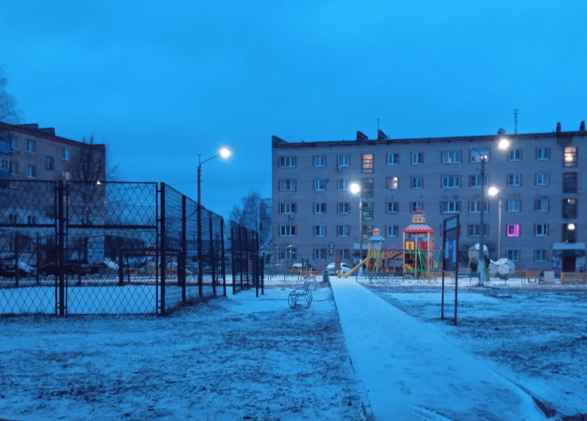 И во дворах снежок прилег....