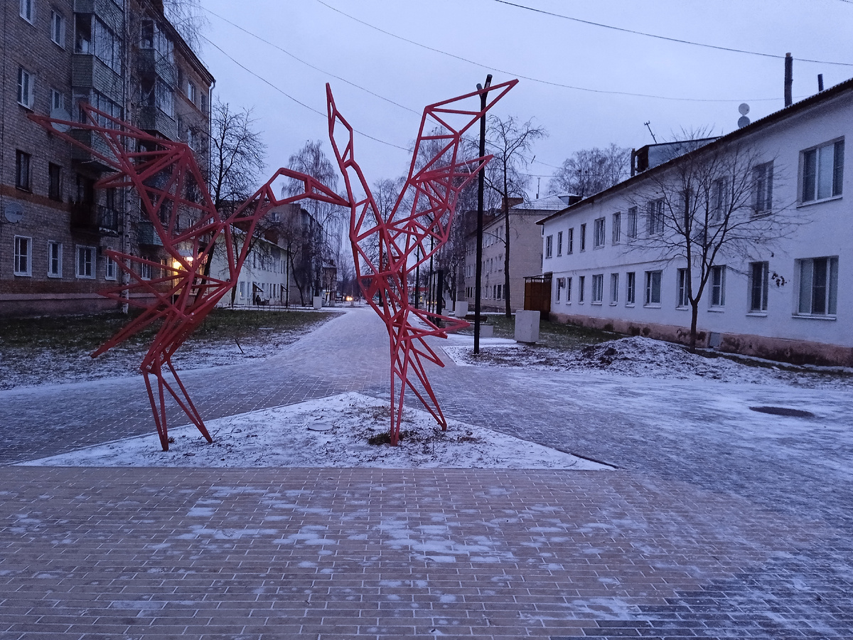 ...и тротуар припорошил слегка...