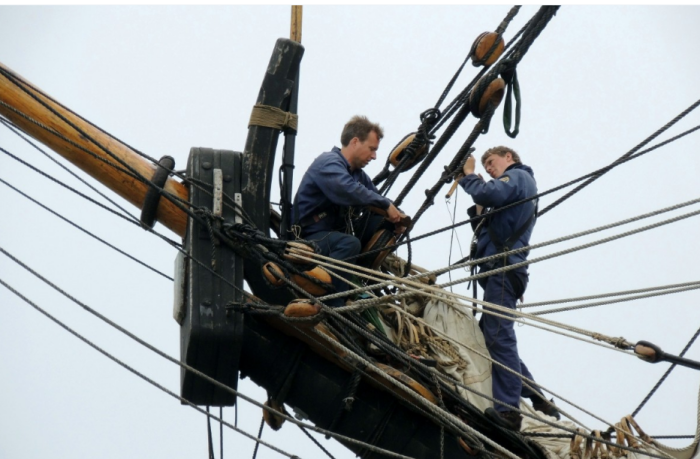 Плохо понятно, зачем молодым людям цепляться за свой уездный городок без всяких перспектив в центральной России, когда есть возможность кардинально изменить жизнь к лучшему / Фото: pxhere.com