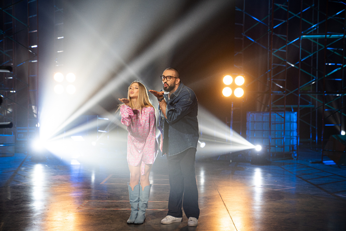 Ведущие шоу «Краш на все руки» Муха Биттуев и Аня Покров