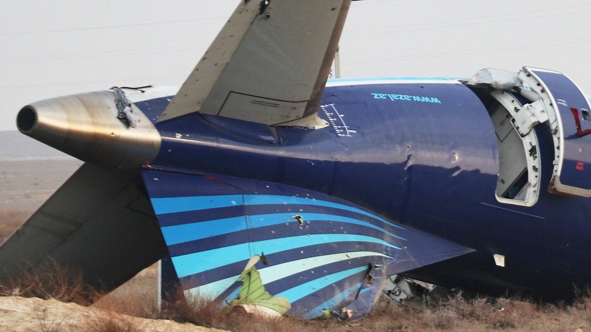 Хвост разбившегося в Актау самолета, 27 декабря 2024 года.