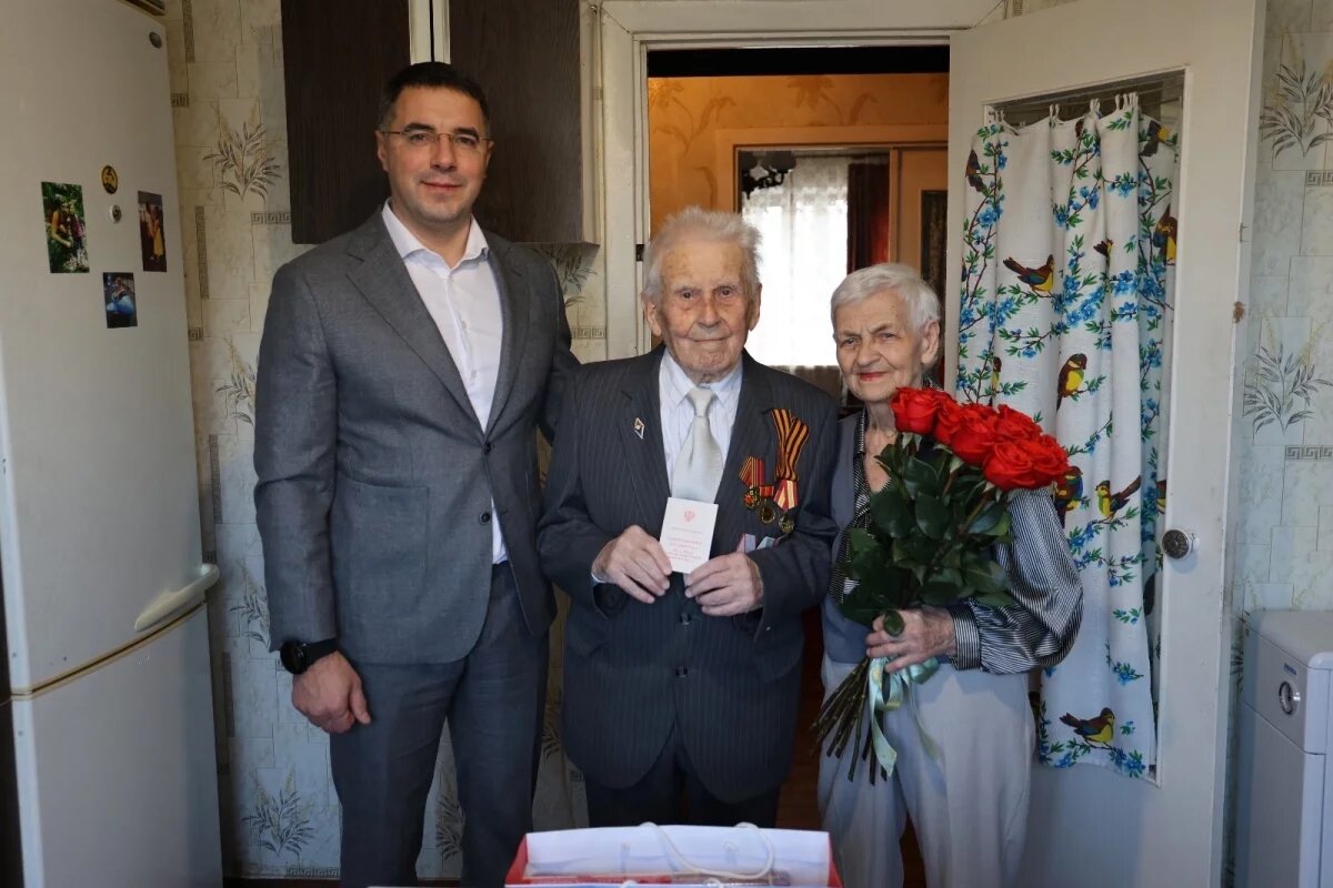    В Туле вручили юбилейную медаль ветерану Борису Мещанскому