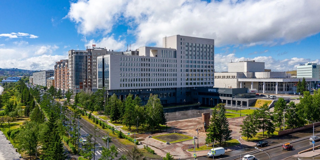 В сибирский город переезжает весь московский офис крупной компании. За что их отправили в ссылку?