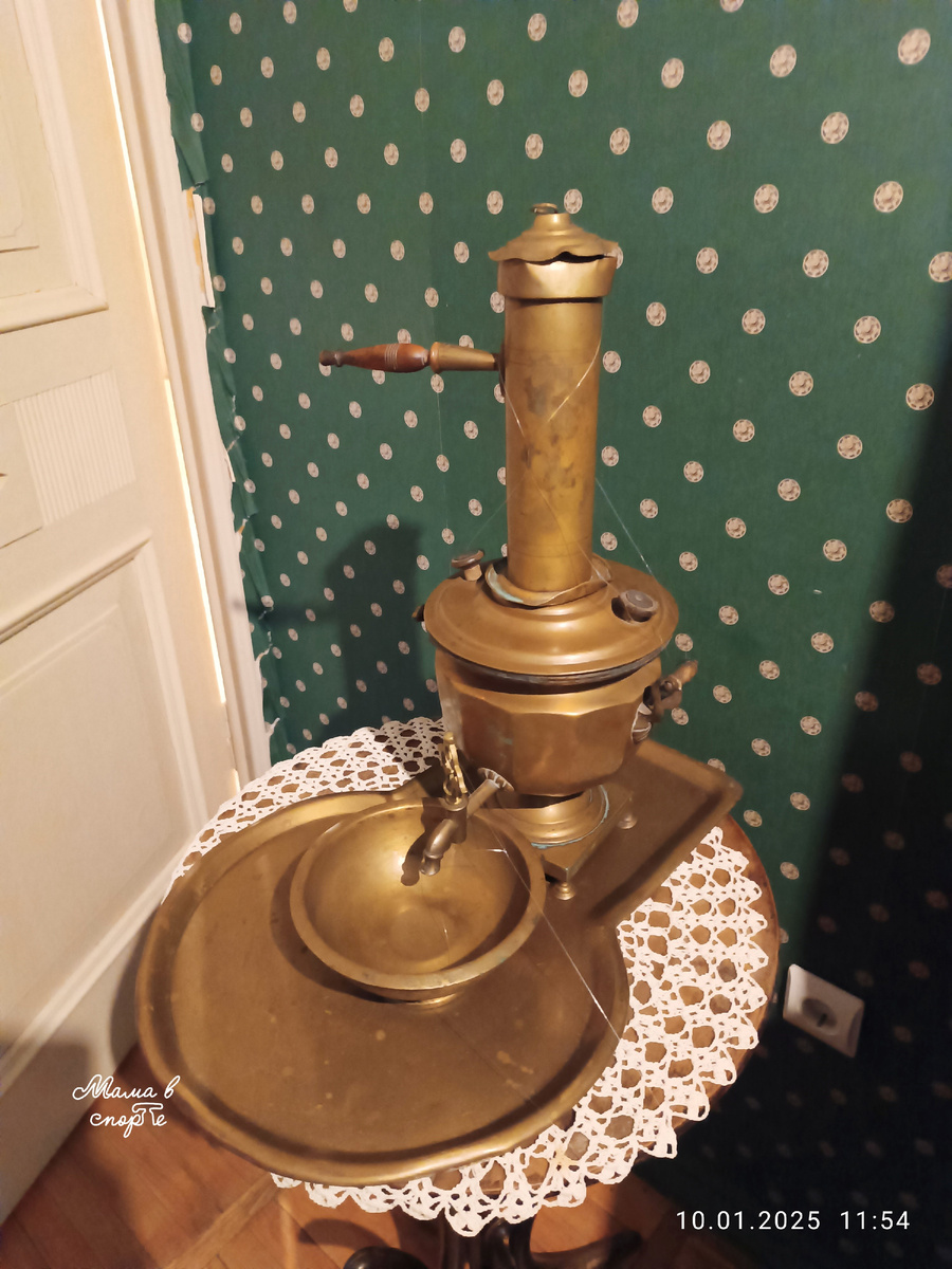 Это самовар-эгоист, его вместимость одна кружка.