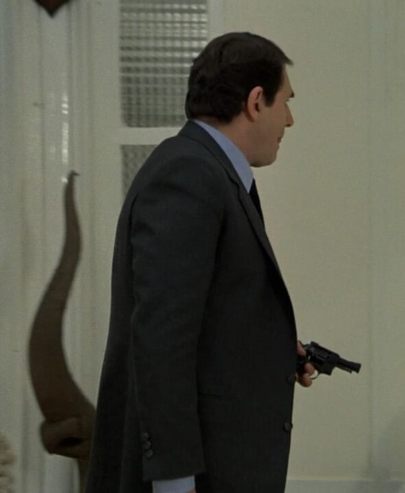 Комиссар Розен с револьвером в руках.