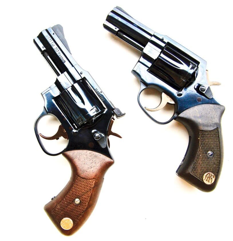 Слева модель Gendarmerie с 3-дюймовым стволом и регулируемыми прицелами; справа - стандартная полицейская модель с фиксированными прицелами.