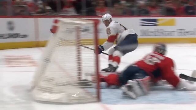 Барков забрасывает  шайбу.  фото: картинки яндекса.