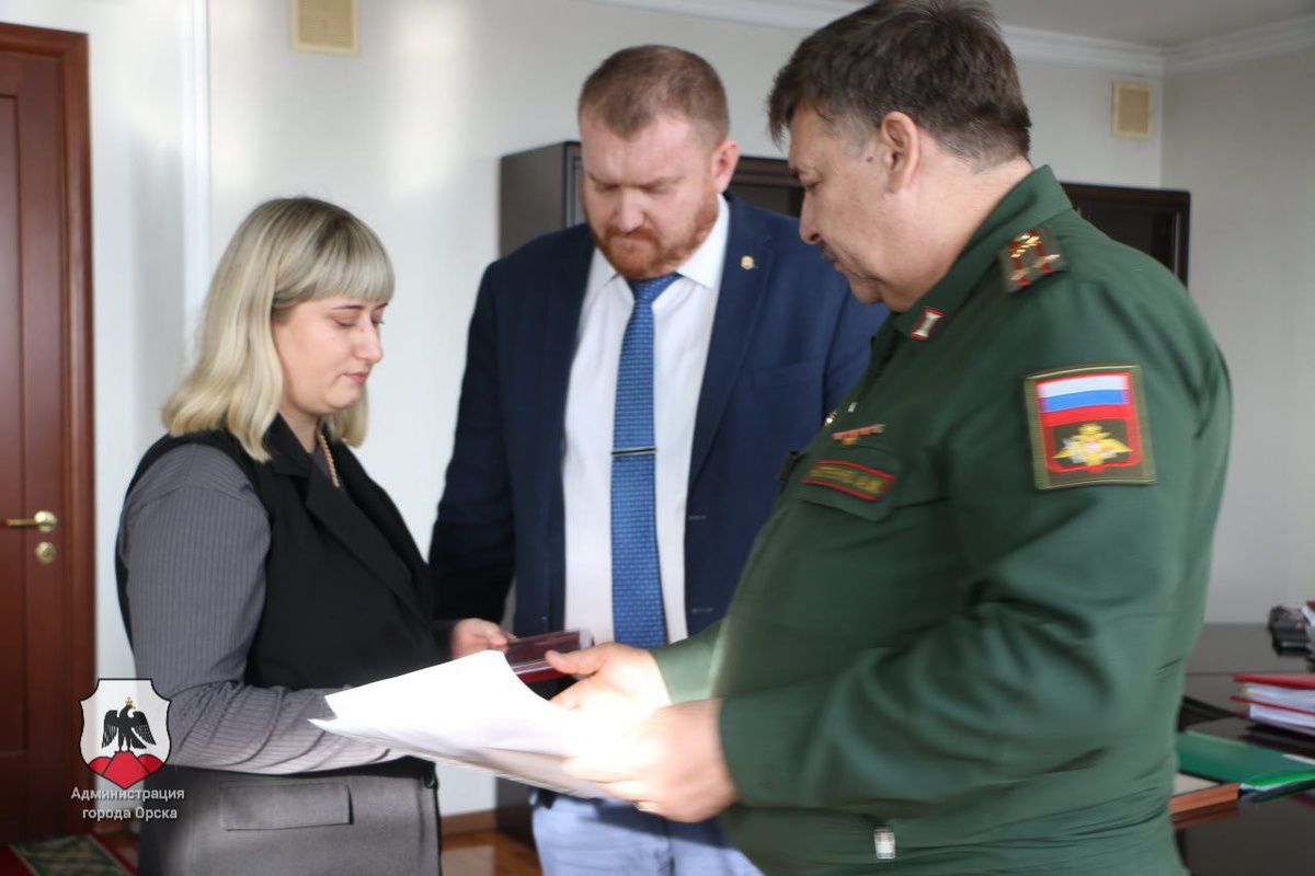  📷    В Орске родным погибших бойцов СВО передали ордена Мужества и медаль «За отвагу» Кристина Просвиркина