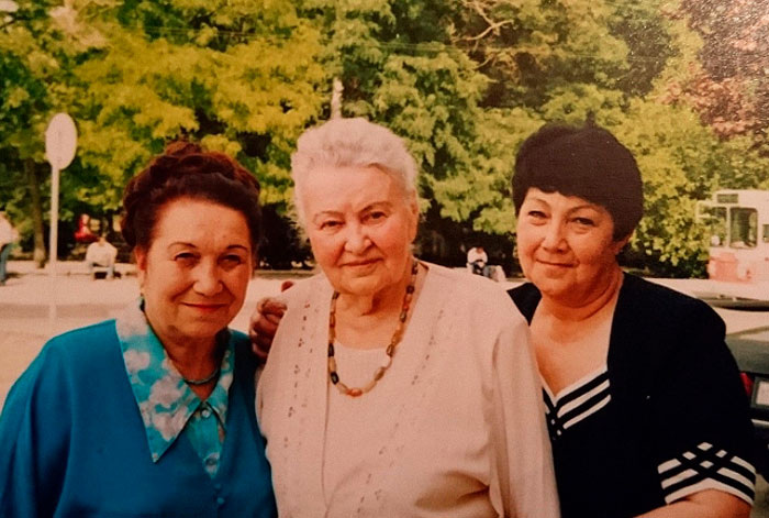 Мария Карповна Байда (в центре)