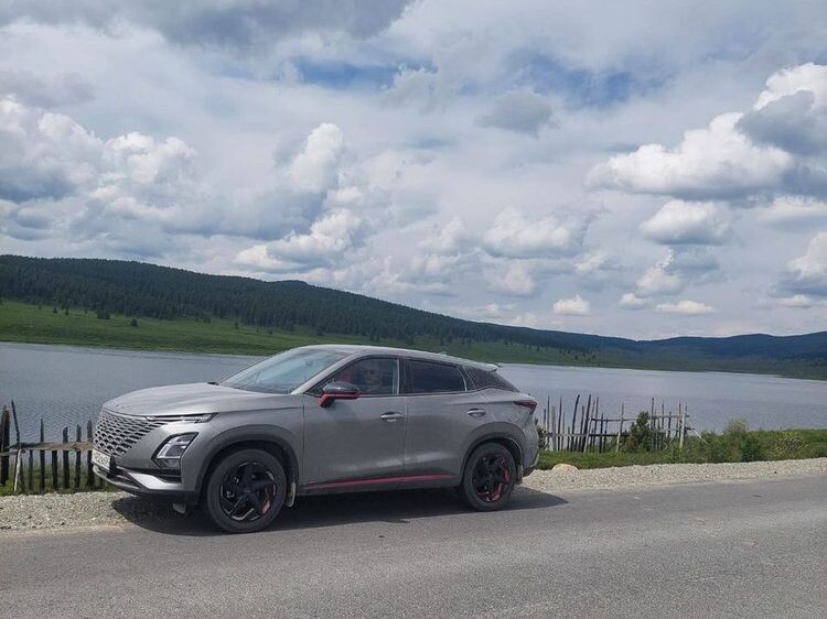 Характеристики OMODA C5 
Год выпуска:	2023
Тип кузова:	SUV
Трансмиссия:	вариаторная
Привод:	передний
Поколение:	1 поколение
Двигатель:	бензин, 1500 куб.см, 147 л.с.
Расход топлива по трассе:	8.0 л/100км
Расход топлива по городу:	10.0 л/100км
Год приобретения:	2024
Пробег:	15 500 км
Руль: левый