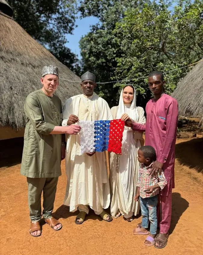    Вот так встречали русских врачей в королевстве Идоол (на фото слева направо: главный врач Алексей Тихонович, король королевства Идоол Мохаман Ахман, Екатерина Глок и принц королевства Идоол Моди с племянником).Екатерина Глок