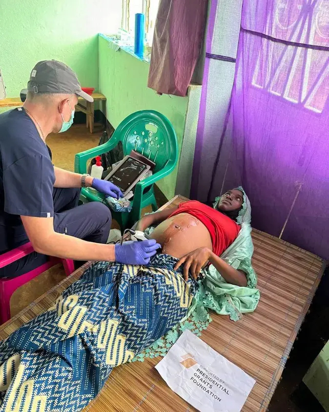    Врачи взяли с собой портативный УЗИ-аппарат и принимали более сотни людей в день.Екатерина Глок