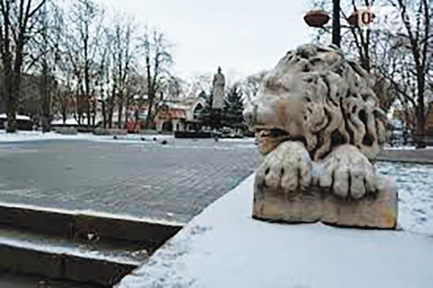 Каштановый сквер. Один из легендарных львов на центральном входе