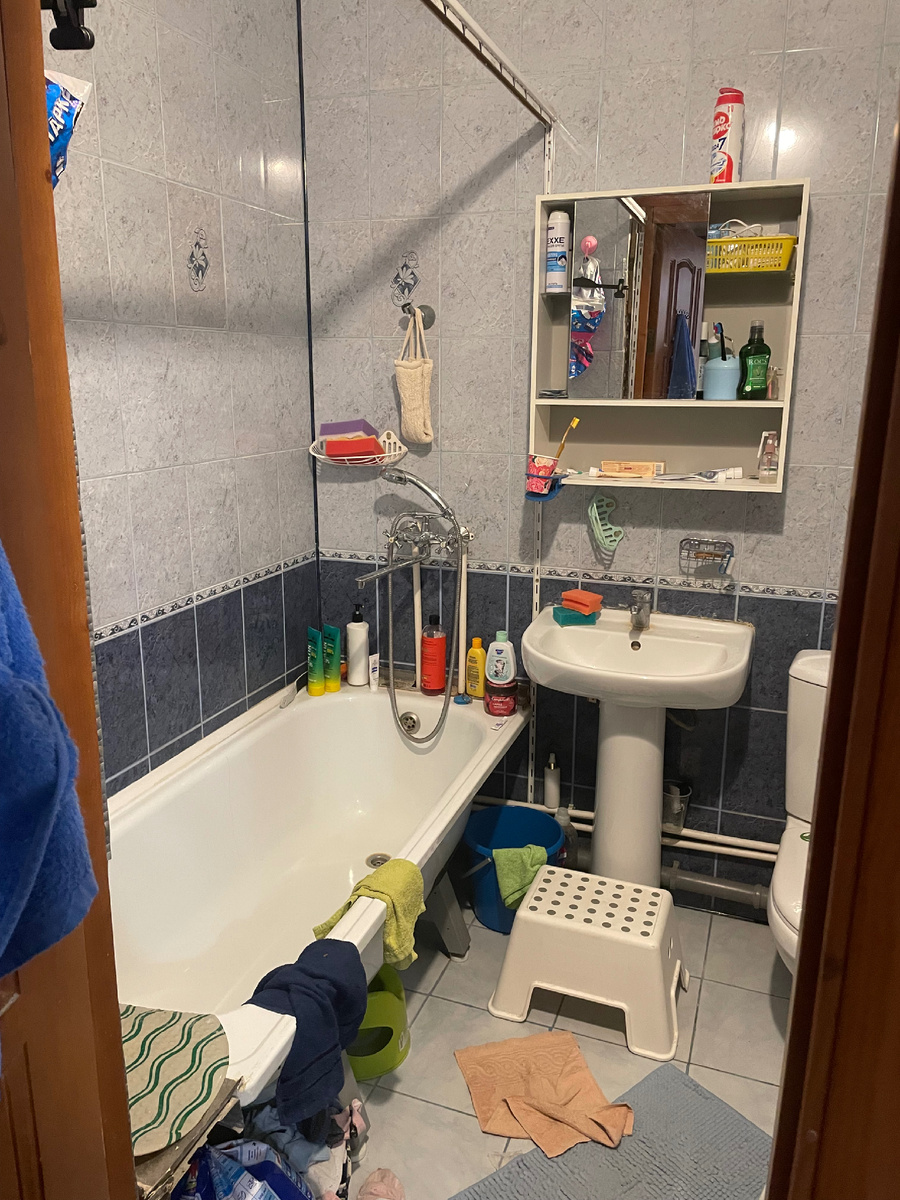 Фото ванной "до", специально даже не пыталась убрать беспорядок