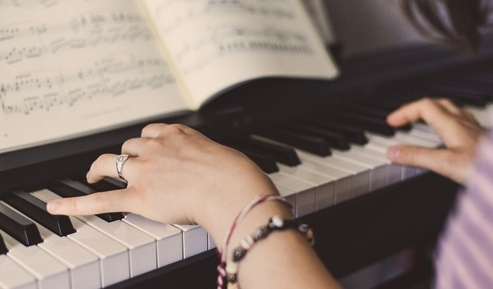    Ученые выяснили, как музыка влияет на аппетит