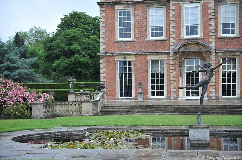 2. В галерее 3 фото, листайте