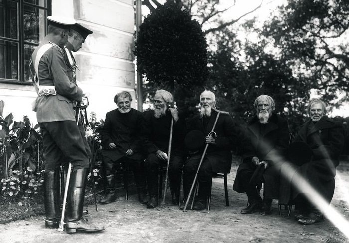 Князья Иоанн Константинович (справа) и Гавриил Константинович беседуют с очевидцами Отечественной войны 1812 года (слева направо: Аким Войтинюк, Петр Лаптев, Степан Жук, Гордей Громов, Максим Пятаченков). Бородино, 26 августа 1912 года.