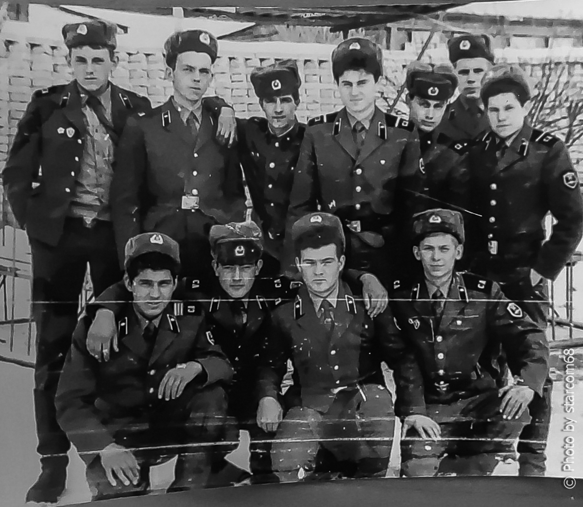 Вверху слева на право: Володя Девяткин (Самара); прикольный парень чуть младшего призыва, немного заикался; Рудник Черняев (Самара); ефрейтор Зинченко; крайний справа тракторист Тиунов (Пермь), но это не точно. В первом ряду под Зинченко - хлеборез.