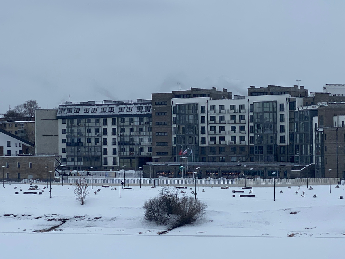 Современный жилой комплекс на берегу реки Великой