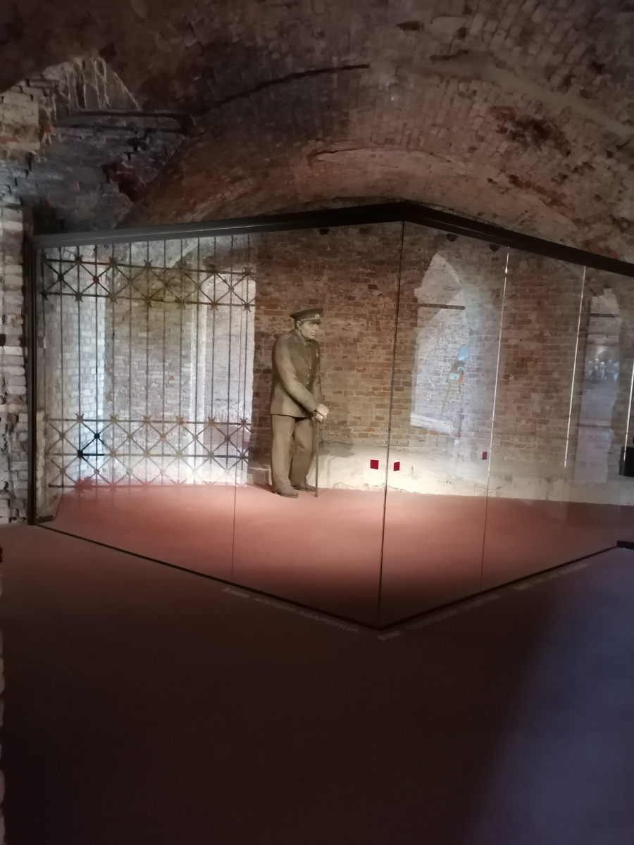 Экспонат зала «Последнему защитнику посвящается» закрытой части Экспозиции «Оборона Восточного форта» (листайте по стрелке – всего 3 фотографии)