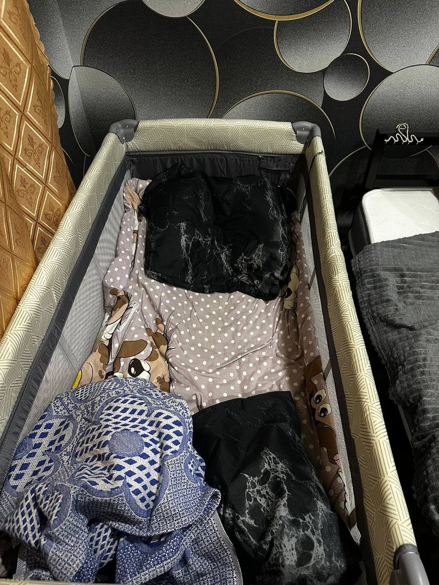    Кроватка, в которой нашли малыша. Фото: СК по Красноярскому краю и РХ