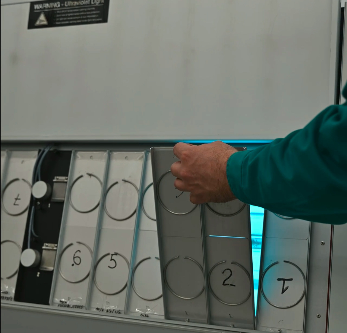 Процесс тестирвоания на специализированном оборудованим — УФ-везерометр