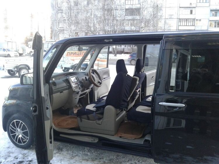 Характеристики Daihatsu Tanto 
Год выпуска:	2013
Тип кузова:	Хэтчбек
Трансмиссия:	вариаторная
Привод:	4WD
Поколение:	3 поколение
Двигатель:	бензин, 700 куб.см, 52 л.с.
Расход топлива по трассе:	4.5 л/100км
Расход топлива по городу:	5.0 л/100км
Год приобретения:	2024
Пробег:	157 000 км
Руль:	Правый