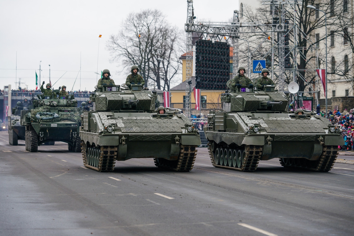 Испанские БМП Pizarro на параде в Риге © Sputnik