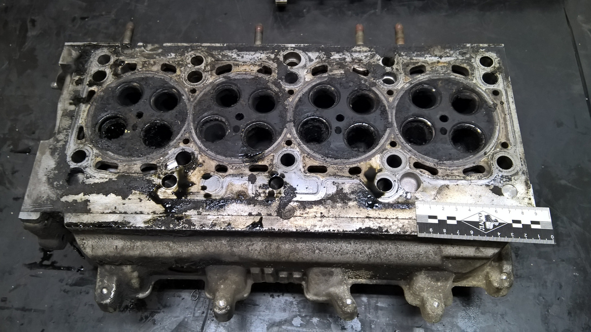 Фото 1. ГБЦ с рассухаренными и демонтированными клапанами.