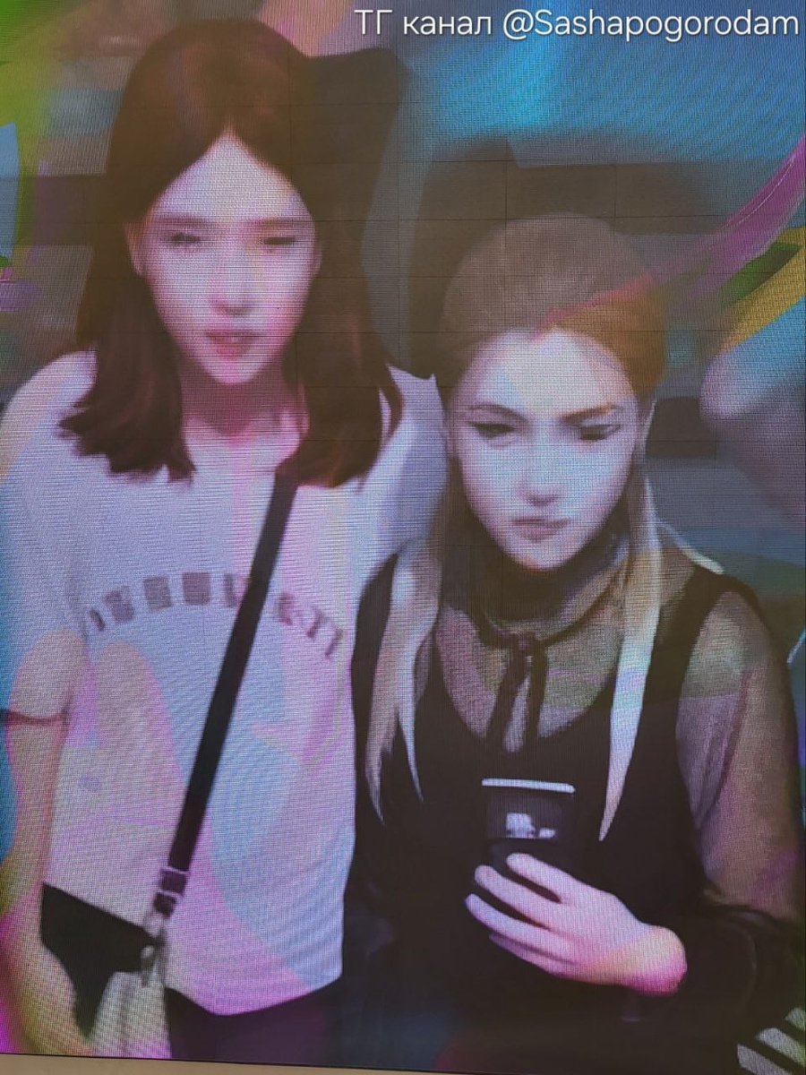 JISCO наша проекция на стене в образе кореянок