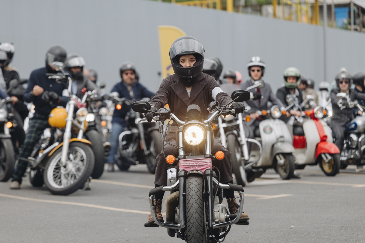 Фото: Роман Манукян. DGR Armenia 2024. Юлия Михайловна готовится вести колонну из 100 байкеров. И это на третий сезон своего мотоциклизма.