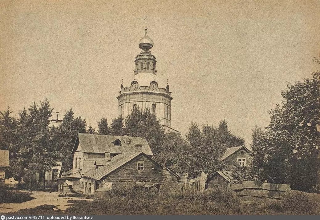Дворик на Пятницкой улице в начале 1920-х годов. Теперь здесь станция метро "Новокузнецкая".